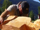 Die Holzskulpturen entstehen in grösstmöglichem Einklang mit dem Holz