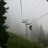 Mit der Sesselbahn geht hoch zum Oeschinensee
