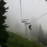 Mit der Sesselbahn geht hoch zum Oeschinensee