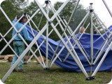 Gegen Regen wurde Zeltgestänge aufgestellt